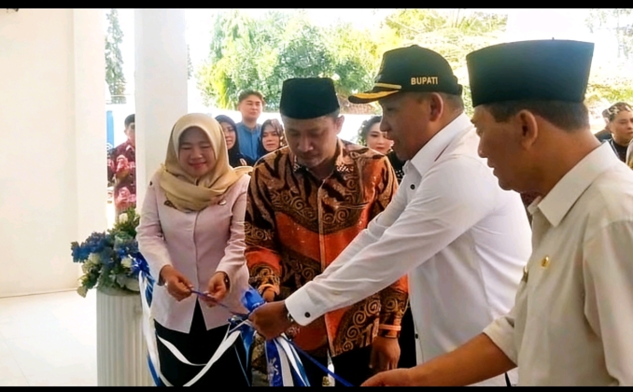 Caption: Bupati Sampang, H. Slamet Junaidi, secara resmi meresmikan gedung baru Puskesmas Karang Penang di Kabupaten Sampang, / Foto: Taufik Kabiro/ Beritainvestigasinews.id