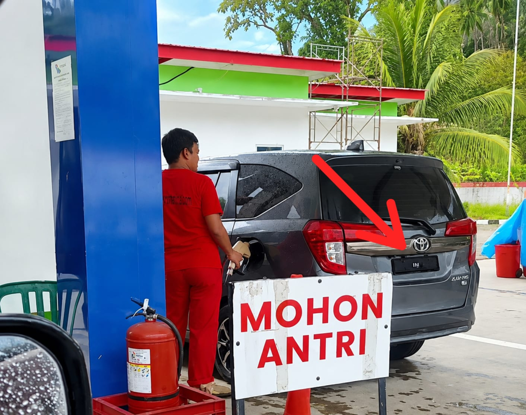 Viral! Kendaraan Tanpa Pelat Diduga Isi Pertalite Subsidi di SPBU Komangaan, Publik Pertanyakan Pengawasan