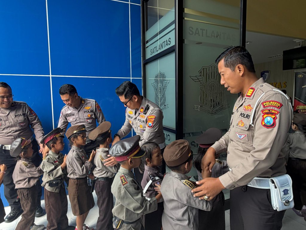 Polisi Sahabat Anak : Polresta Sidoarjo Edukasi Tertib Lalu Lintas Sejak Dini