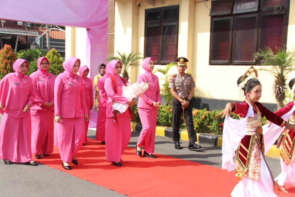 Ketua Bhayangkari Jatim Tinjau UMKM dan Serahkan Tali Asih di Polres Pasuruan