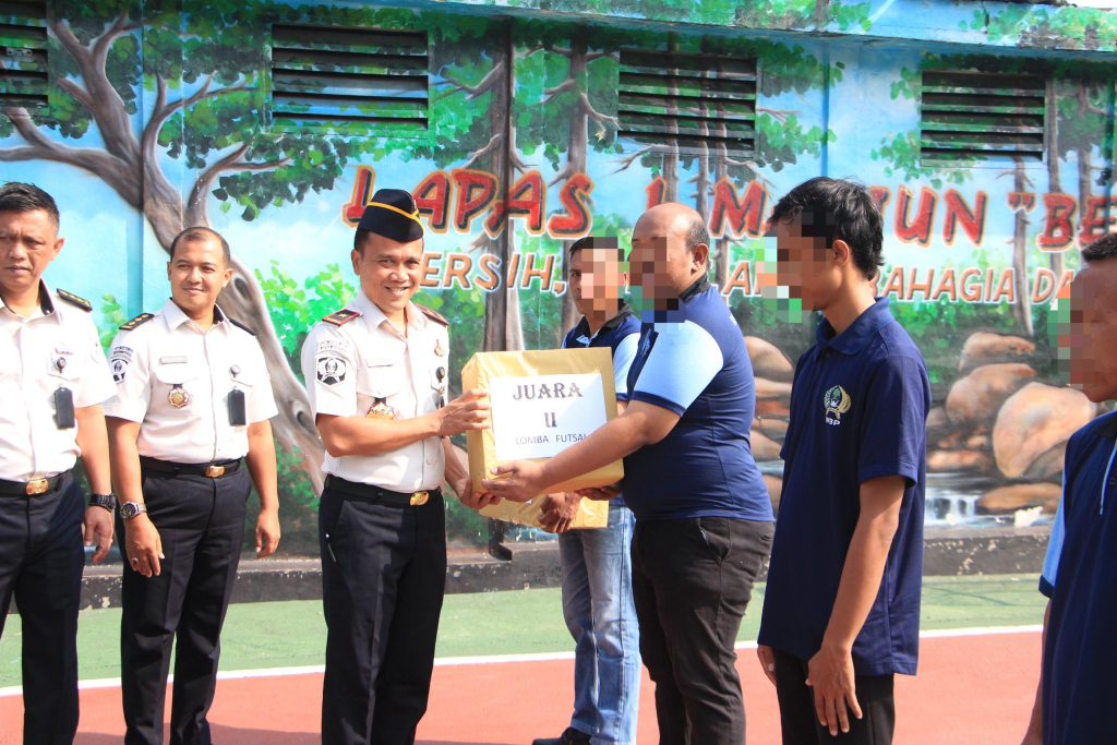 Momentum Apresiasi Prestasi, Kalapas I Madiun Serahkan Hadiah Lomba Kepada Warga Binaan