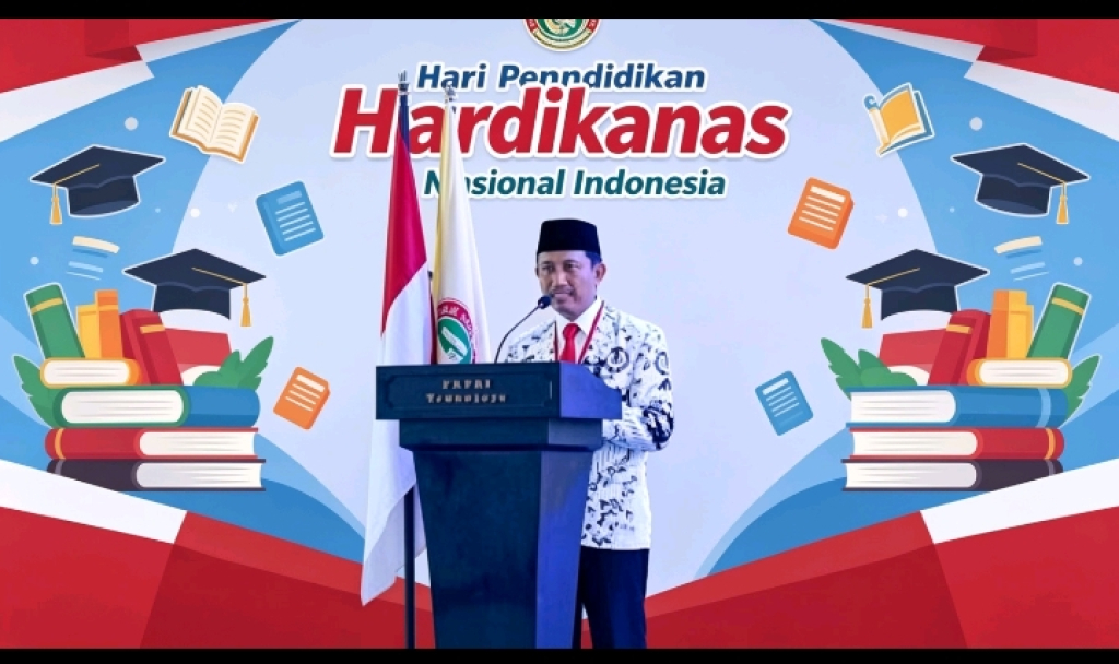 Caption Foto: Ketua Persatuan Guru Republik Indonesia (PGRI) Kabupaten Sampang, Muzakki,