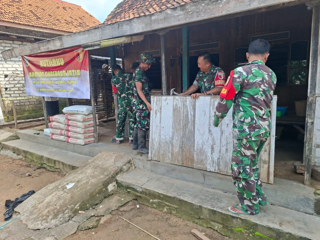 Caption Foto; bersama warga setempat melaksanakan kegiatan pembongkaran rumah tidak layak huni