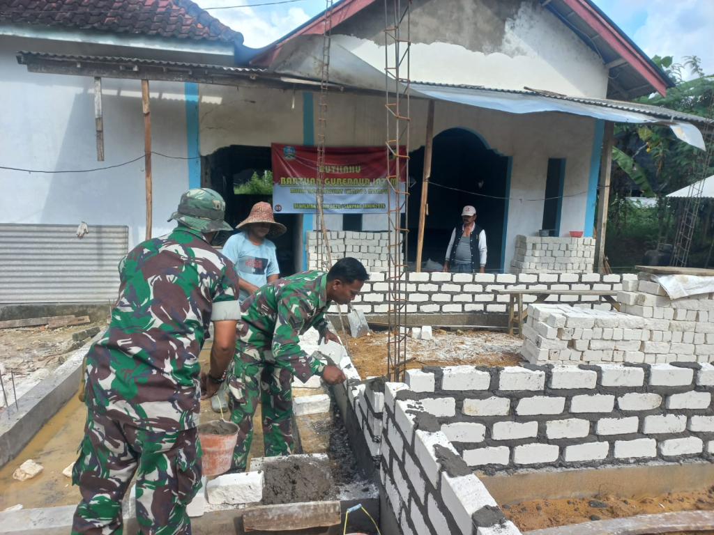 Caption Foto: Gotong Royong! Babinsa Ketapang Bersama Warga Kebut Pembangunan Rutilahu di Bunten Barat
