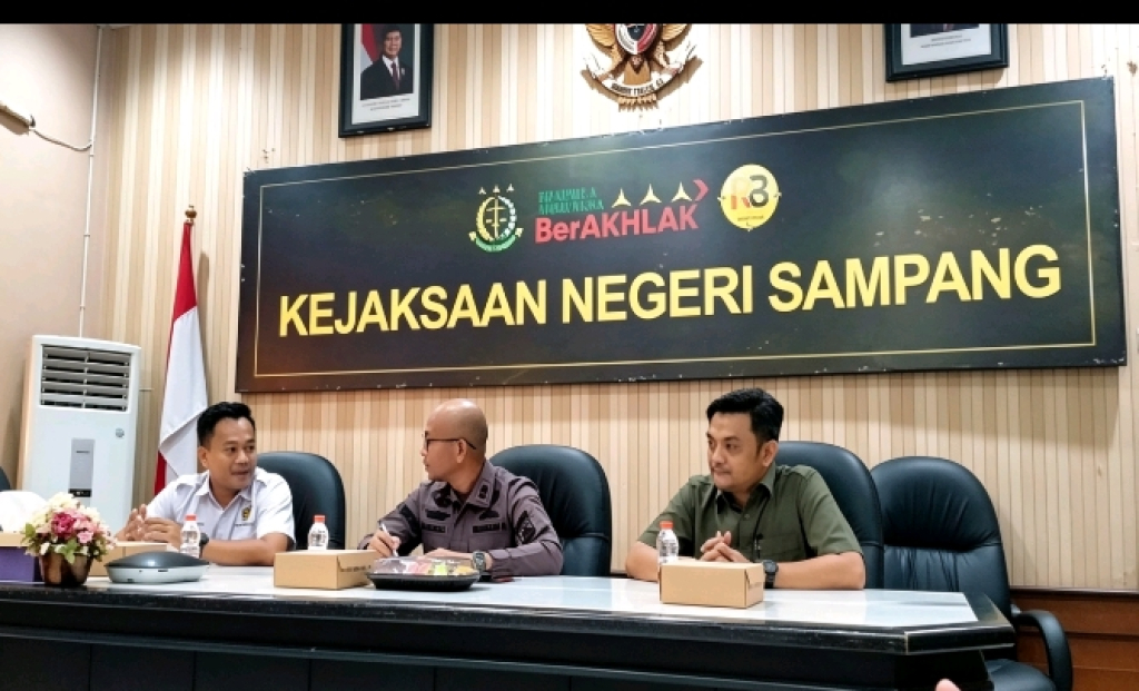 Caption Foto: Persatuan Wartawan Indonesia (PWI) Kabupaten Sampang melakukan kunjungan silaturahmi ke kantor Kejaksaan Negeri (Kejari) Sampang