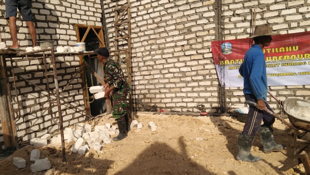Caption Foto: Keringat Menetes, Semangat Tak Surut: Babinsa Robatal Gotong Royong Wujudkan Rutilahu Ibu Ninten