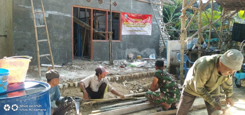 Caption Foto: Di bawah sengatan terik matahari yang menyengat, Serka Sugeng, Babinsa Koramil 0828/01 Sampang,