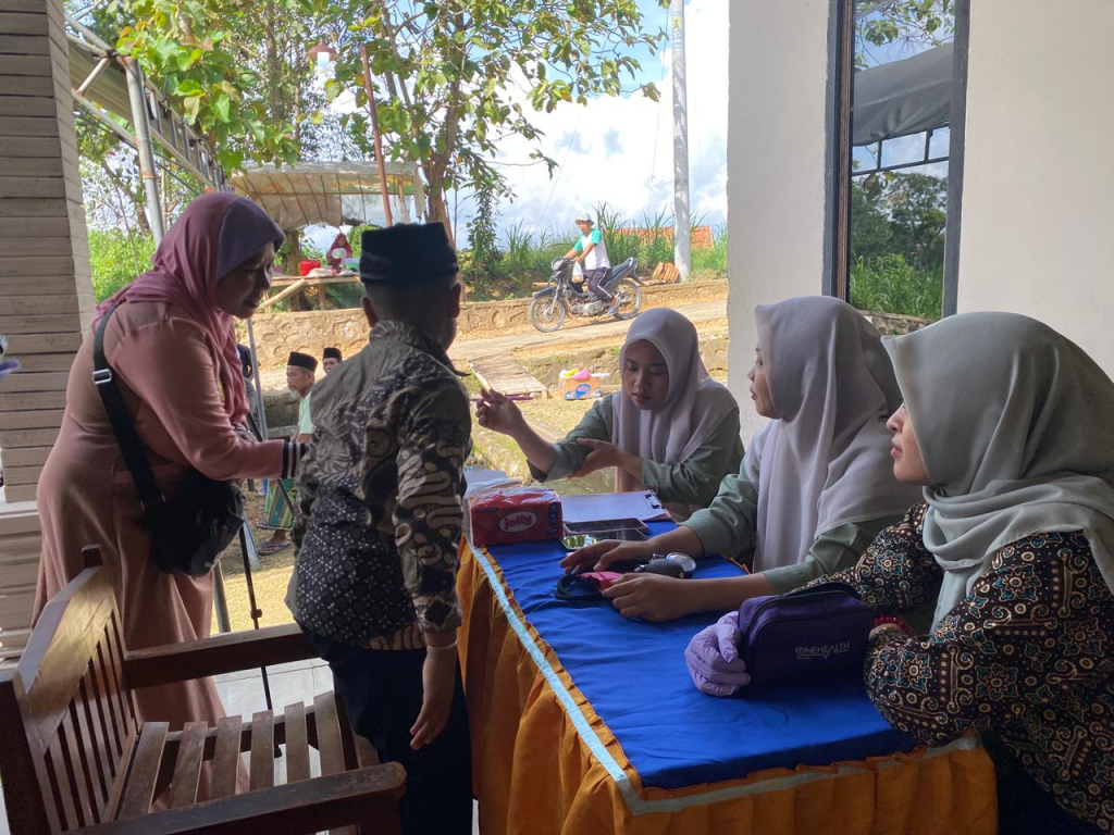 Peduli Kesehatan Pedesaan, MDW Sampang Beri Layanan Pengobatan Alternatif Gratis bagi Warga Kurang Mampu