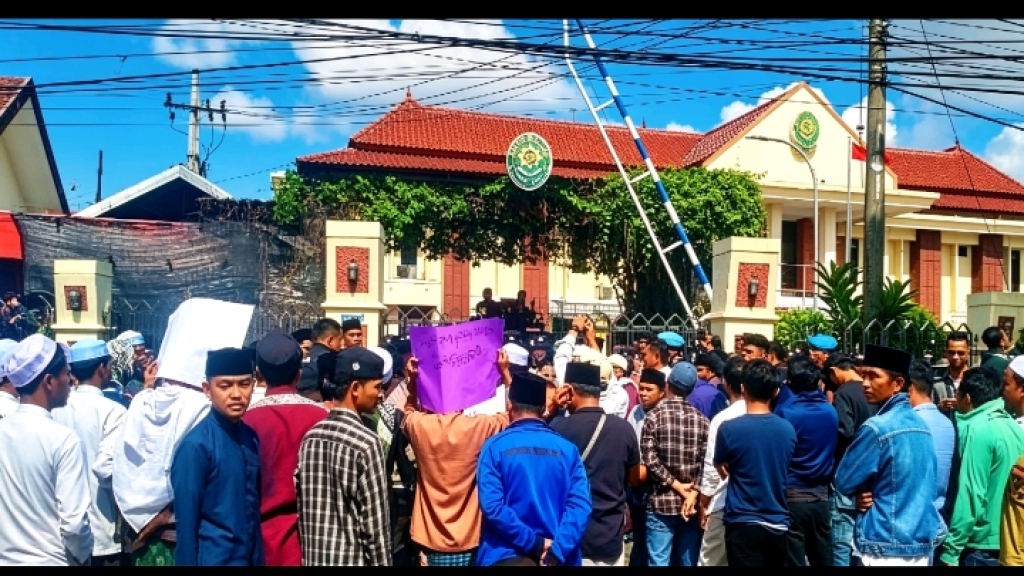 Caption Foto: Aliansi Persatuan Antar Alumni Pondok Pesantren dan Simpatisan (PESAN) Se-Madura Raya menggelar aksi unjuk rasa besar-besaran di depan Pengadilan Negeri Sampang