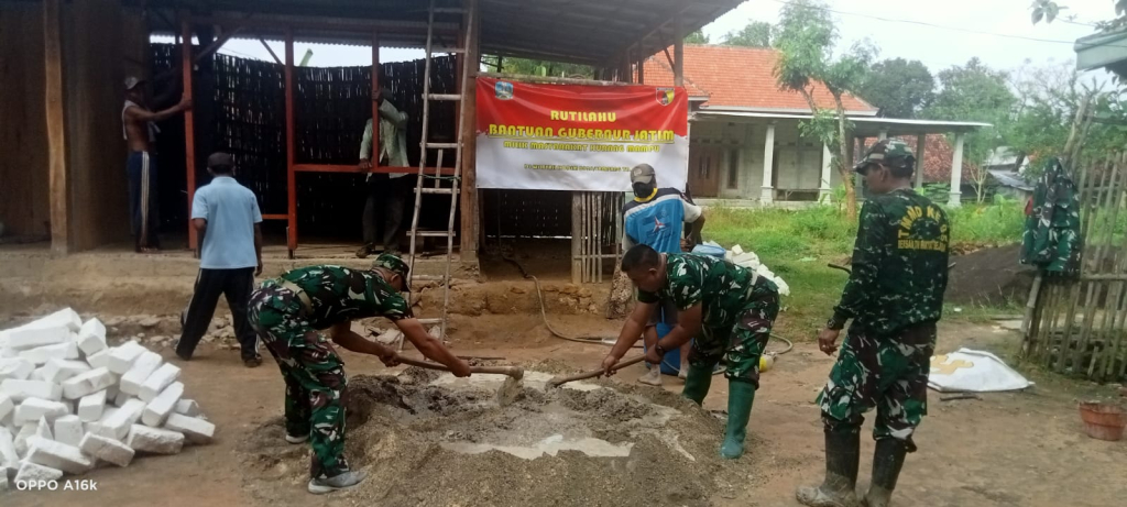 Caption Foto: Babinsa Koramil 0828/01 Sampang, Serma Mansur, bersama masyarakat setempat bahu-membahu melaksanakan pembangunan Rumah Tidak Layak Huni (Rutilahu).