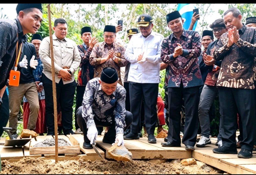 Mendikdasmen Letakkan Batu Pertama Jembatan Ihdinas Sirotol Mustakim di Sampang