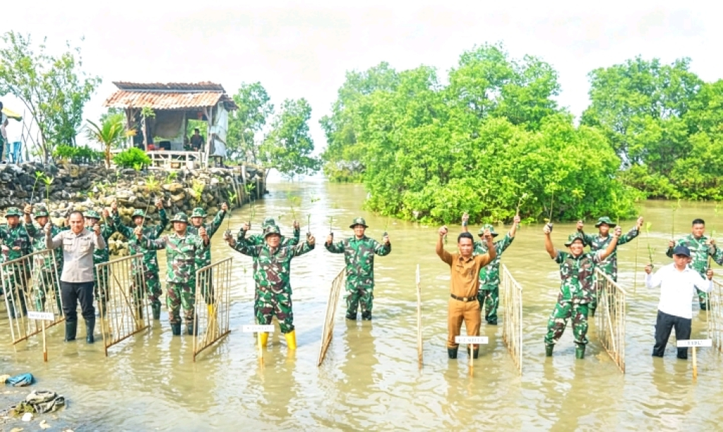 Caption Foto: Komando Distrik Militer (Kodim) 0828/Sampang menggelar aksi Penanaman Pohon Mangrove Secara Serentak