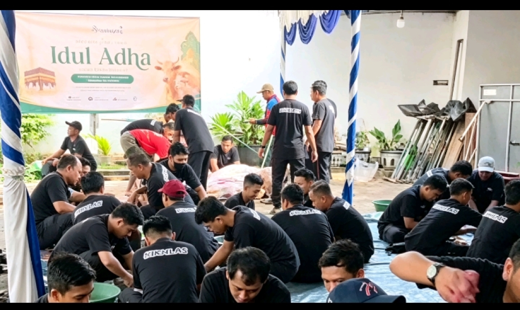 Wujudkan Visi Melayani dengan Hati, Bank Sampang Gelar Aksi Sosial Kurban