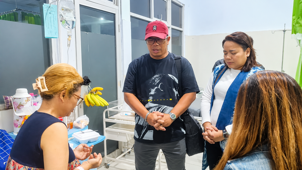 Wujud Kepedulian Tanpa Batas, Kapolres Boltim dan Istri Datangi Wartawan yang Sakit, Beri Doa dan Semangat Kesembuhan