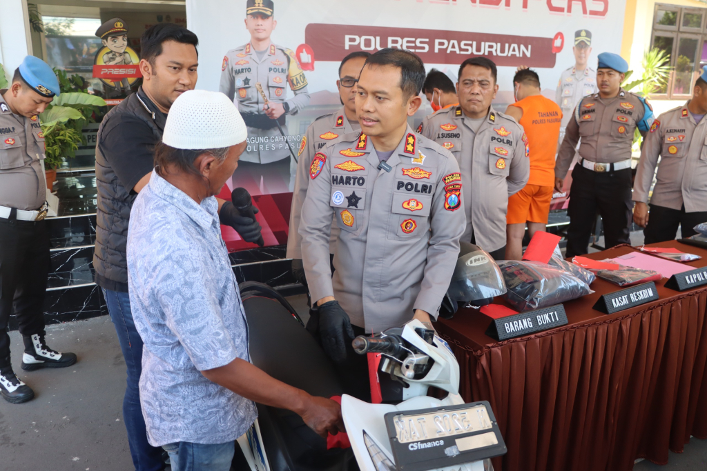 Kapolres Pasuruan Kembalikan Motor Curian kepada Korban, Tangis Haru Warnai Penyerahan Motor