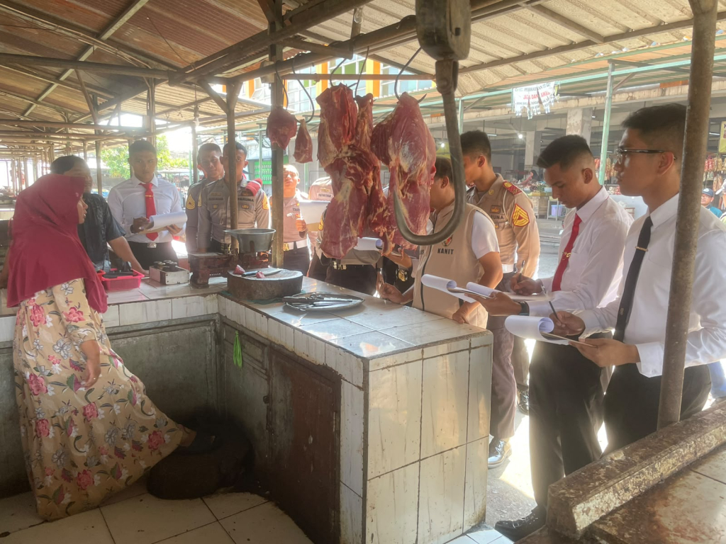 Siswa Latja Akpol 2026 Bersama Satreskrim Polres Kediri Kota Cek Harga dan Ketersediaan Bapokting di Pasar Setono Betek