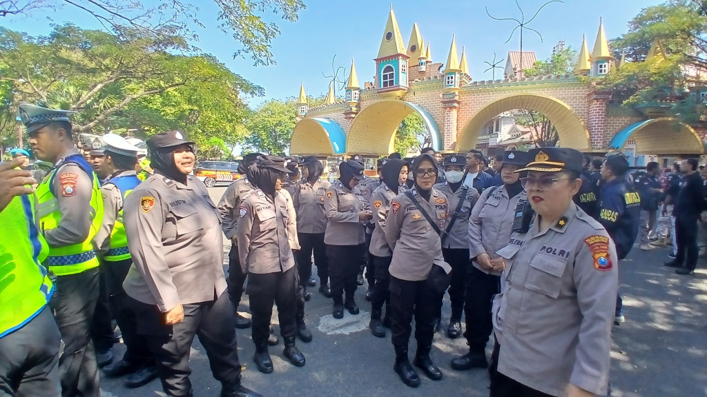 Polres Pelabuhan Tanjung Perak Kerahkan 696 Personel Amankan Pengesahan Warga Baru PSHT di Surabaya. 