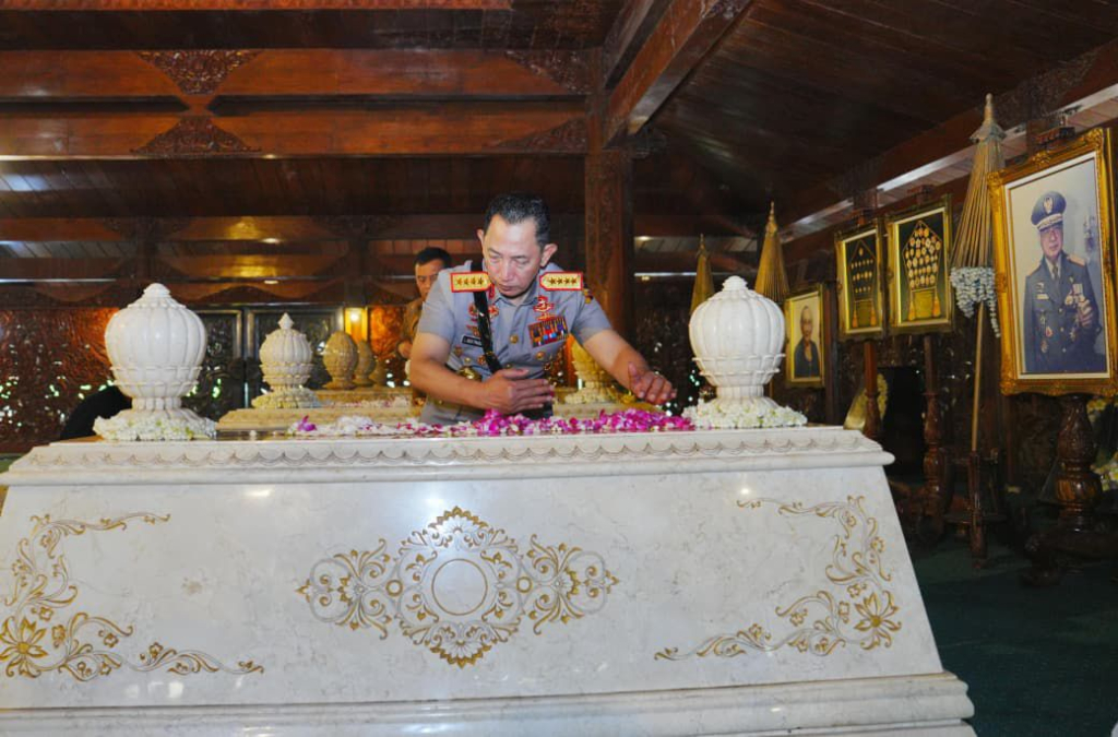 Usai Soekarno dan Gus Dur, Kapolri Ziarah-Tabur Bunga ke Makam Soeharto 