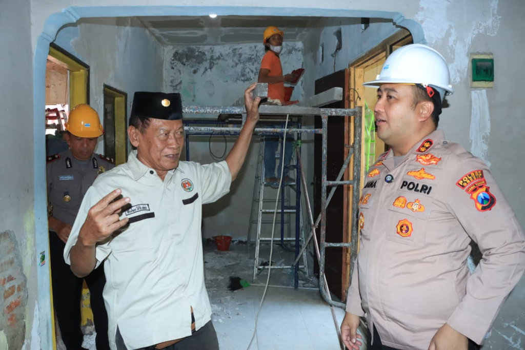 Polres Gresik Bedah Rumah Purnawirawan Polri di Driyorejo, Kado Hari Bhayangkara ke - 80