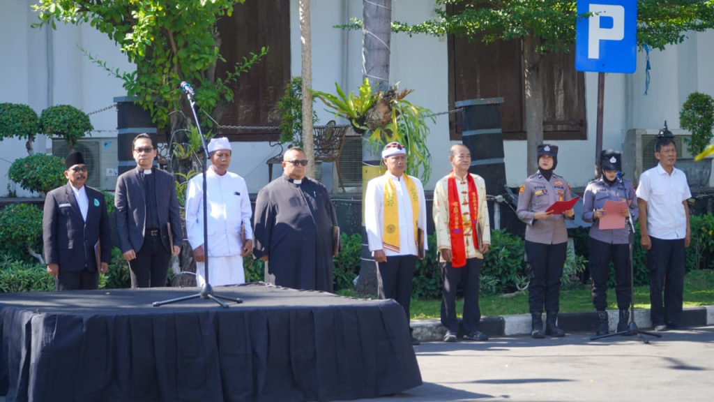 Doa Lintas Agama Warnai HUT Bhayangkara ke-80, Polrestabes Surabaya Teguhkan Komitmen Melayani dengan Hati