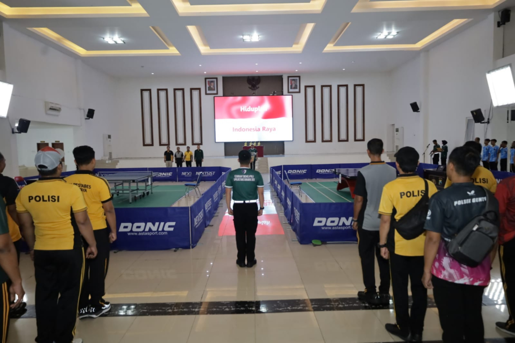 Adu Ketangkasan di Meja Hijau, Personel Polrestabes Surabaya Meriahkan Turnamen Tenis Meja Hari Bhayangkara ke-80