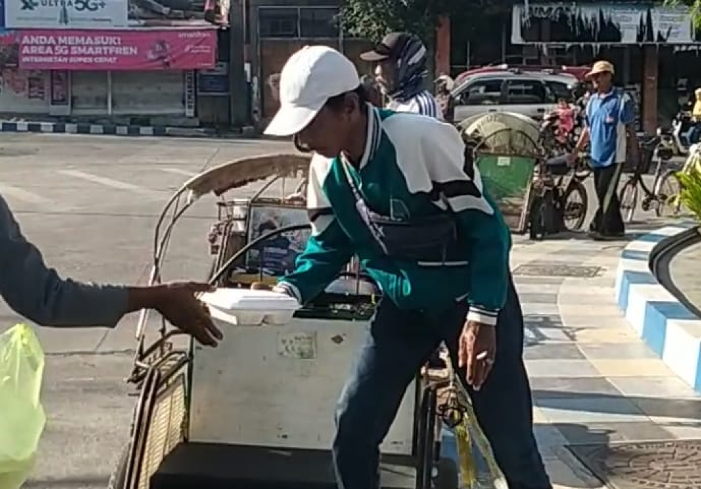 Caption Foto: Kodim 0828/Sampang Gelar Jumat Berkah, Bagikan Nasi Kotak untuk Tukang Becak di Jalur Protokol