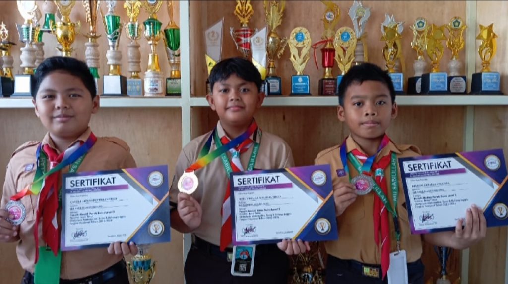 Sabilillah Jaya Luar Biasa: Tiga Siswa Sampang Ukir Prestasi Sains di Tingkat Provinsi