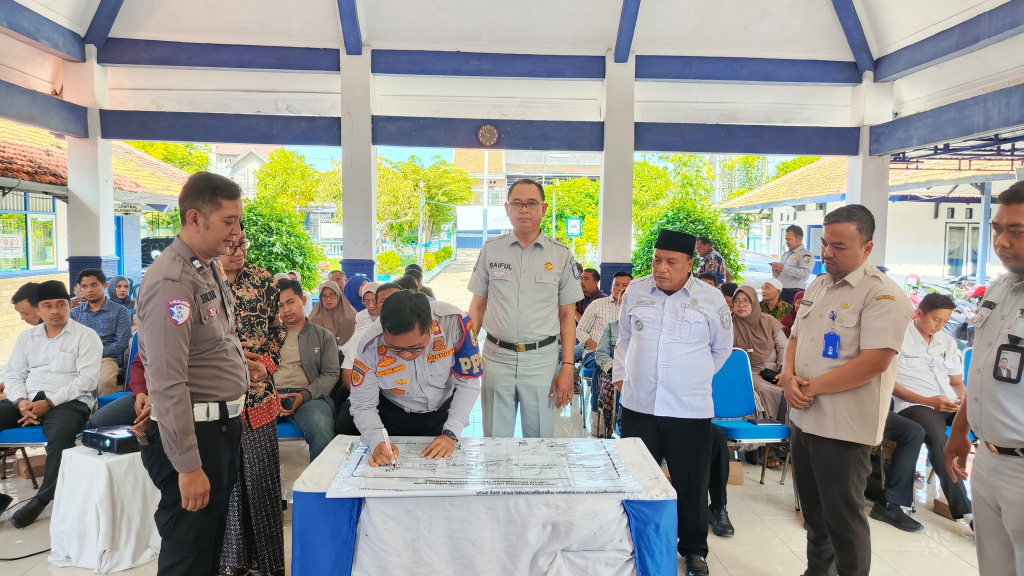 Caption Foto: Kepala Bidang (Kabid) Perhubungan Darat Dishub Sampang, Khotibul Umam saat Penandatanganan