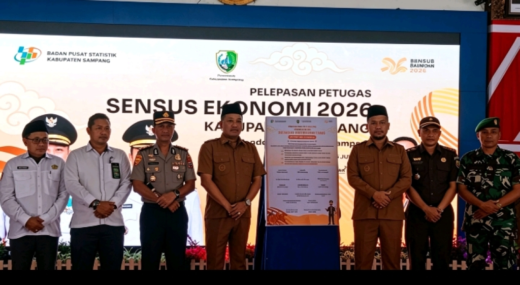 Caption Foto: H. Slamet Junaidi, secara resmi melepas ribuan petugas Sensus Ekonomi (SE) 2026 se-Kabupaten Sampang