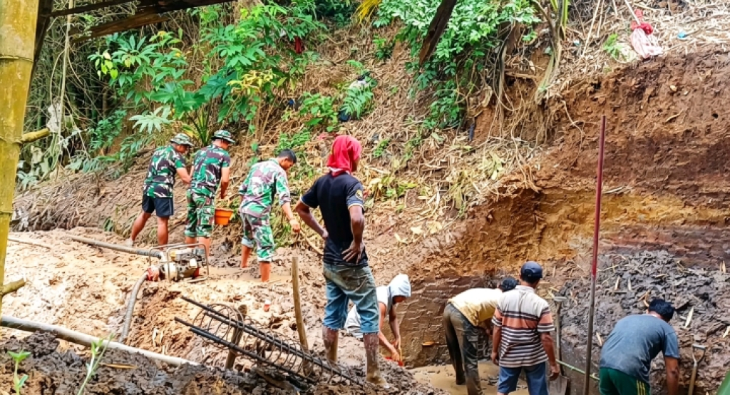 Caption Foto: Warga Bersama Babinsa Terus Kebut Pembangunan Jembatan Garuda