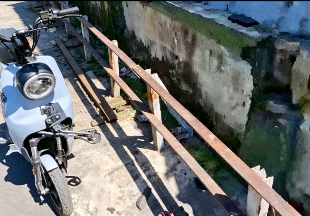 Caption Foto: Motor listrik yang mereka kendarai menabrak tiang besi pembatas jalan