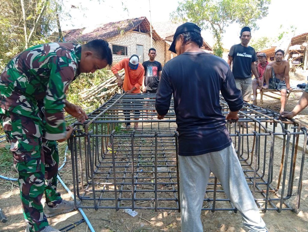 Caption Foto: Warga dan Babinsa Kompak Percepat Pembangunan Jembatan Garuda