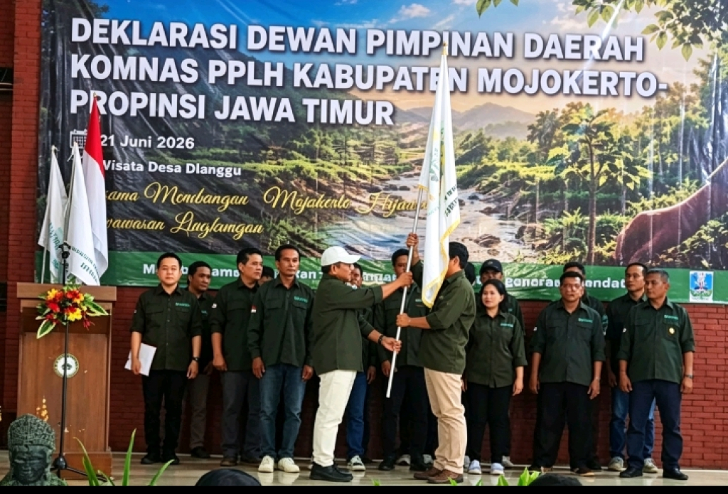 Caption Foto: Caption Foto: Ketua DPW Komnas Jatim Agus Widjiyono saat Menyerahkan bendera pataka kepada Ketua DPD Komnas PPLH Kabupaten Mojokerto,