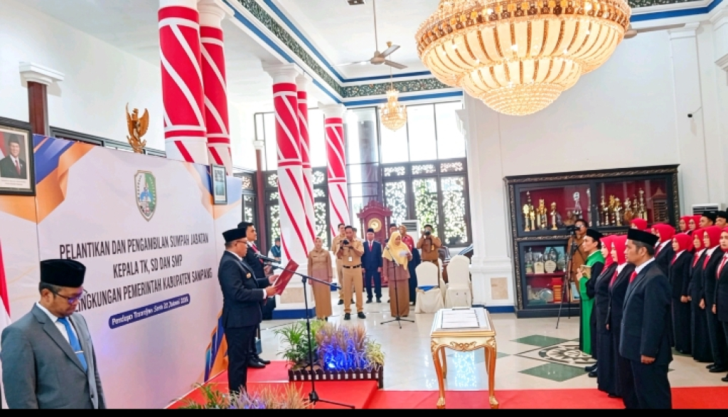 Caption Foto: Bupati Sampang, H. Slamet Junaidi saat resmi melantik dan mengukuhkan 49 Kepala Sekolah tingkat TK, SD, dan SMP