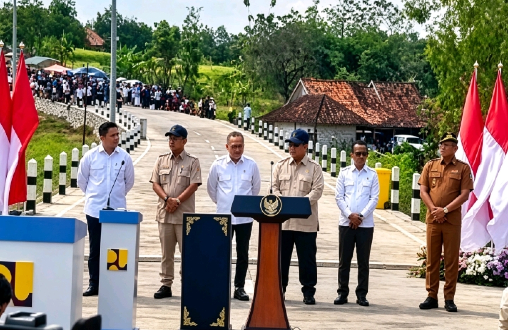 Caption Foto: Jadi Sorotan Nasional, Presiden Prabowo Luncurkan Proyek Inpres Jalan Daerah 1.151 Km di Sampang