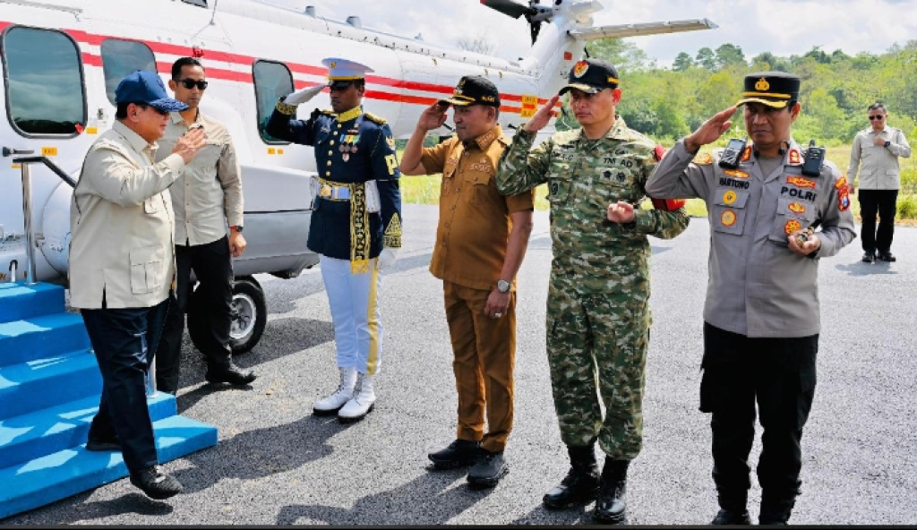 Caption Foto: Bupati Sampang, Komandan Dandim 0828 dan Kapolres Sampang saat Menyambut Kedatangan Presiden Prabowo Subianto