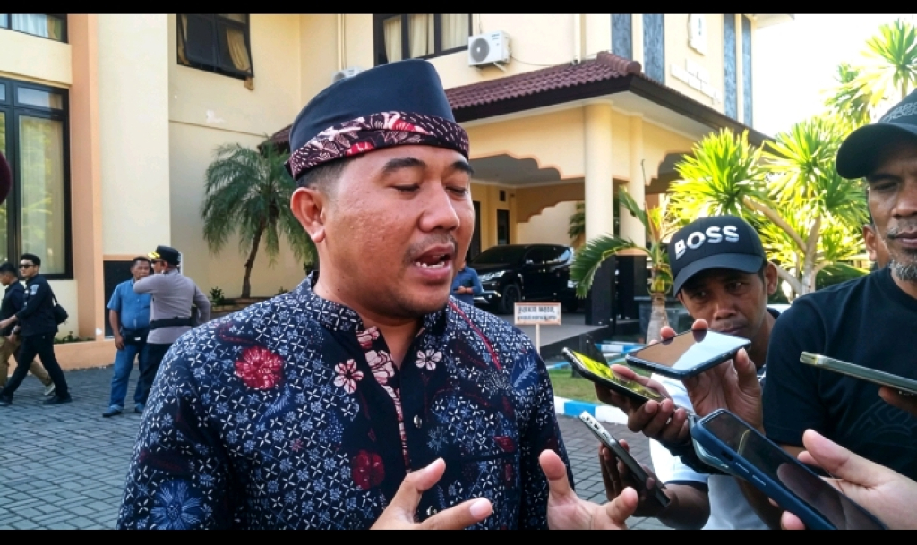 Caption Foto: Wakil Ketua DPRD Kabupaten Sampang yang akrab disapa Bung Fafan saat wawancara dengan Awak Media