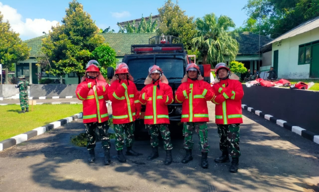 Caption Foto : latihan penanggulangan bahaya kebakaran yang diikuti oleh seluruh personel di Markas Kodim (Makodim) 0828/Sampang