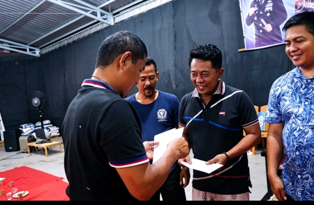 Caption Foto: Kapolres Sampang AKBP Hartono saat Memberikan Tropi Hadiah ke Juara Orado HUT Bhayangkara ke 80 Mapolres Sampang