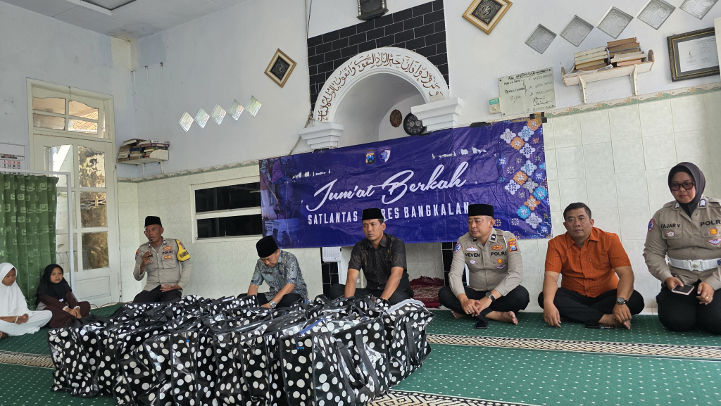 Jumat Berkah Satlantas Polres Bangkalan Salurkan Paket Sembako kepada Warga di Musala Al Muttaqin Kraton