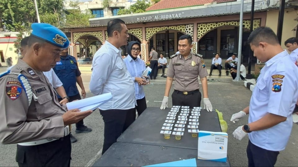 Kasat Narkoba Polres Pelabuhan Tanjung Perak Gelar Tes Urine Mendadak, 50 Personel Negatif Narkoba