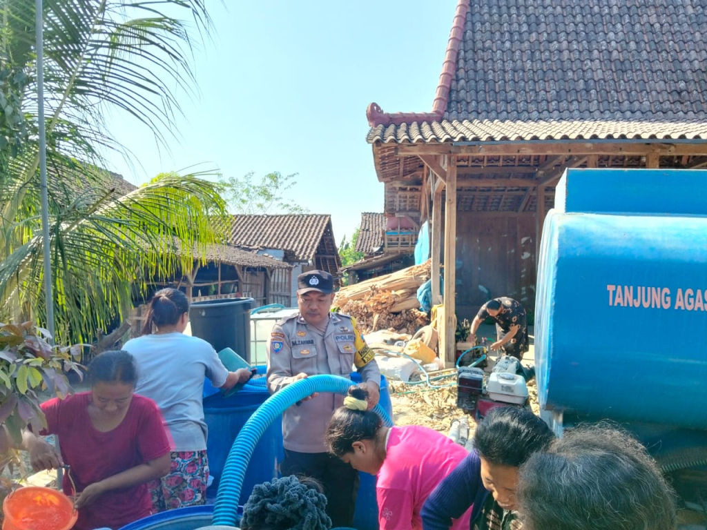 Polres Bojonegoro Salurkan 16 Ribu Liter Air Bersih untuk Warga Terdampak Kemarau di Ngambon