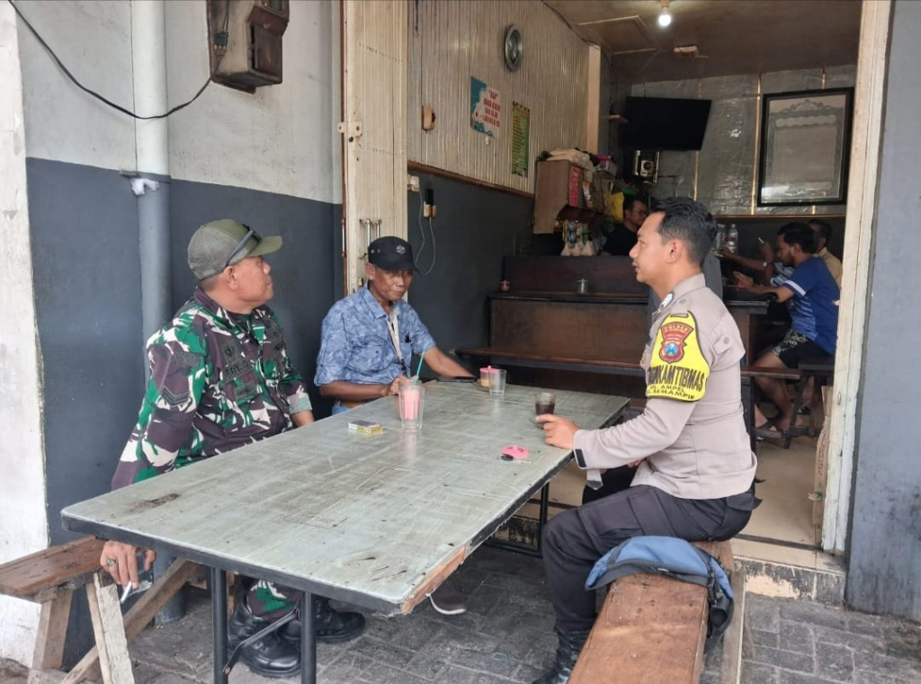 Bhabinkamtibmas dan Babinsa Cangkrukan Bersama Warga Wonokusumo, Imbau Waspada Curanmor dan Penipuan