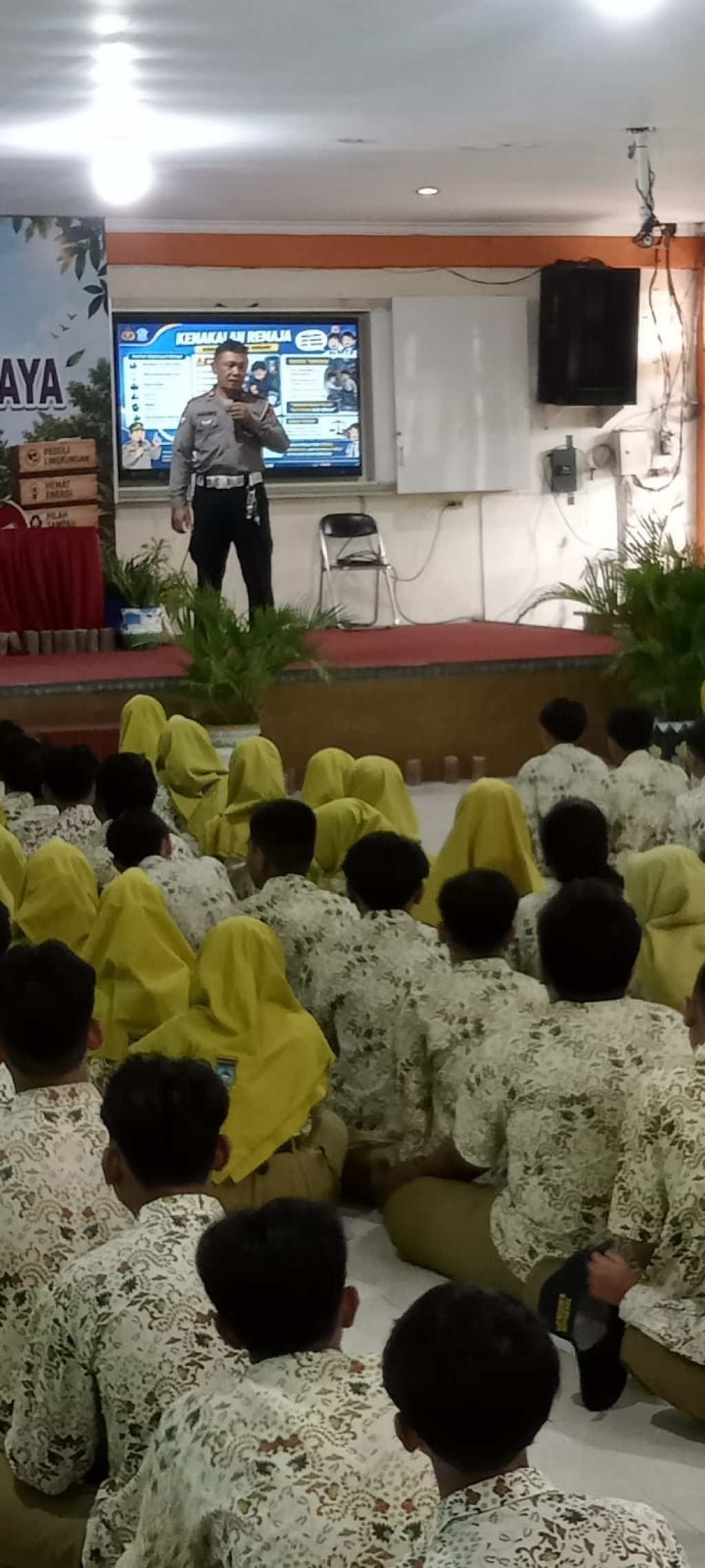 Polsek Semampir Bekali 270 Peserta MPLS SMPN 11 Surabaya dengan Edukasi Tertib Lalu Lintas dan Anti Narkoba