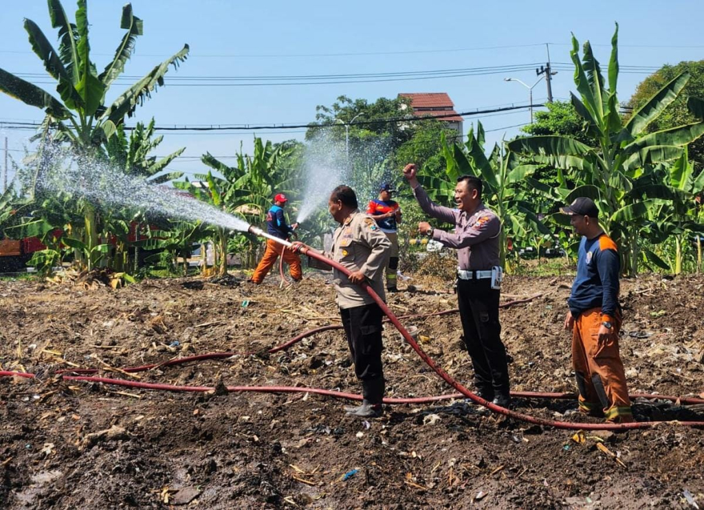 Hadapi Kemarau, Polres Pelabuhan Tanjung Perak Gandeng Damkar Siram Lahan Jagung Ketahanan Pangan