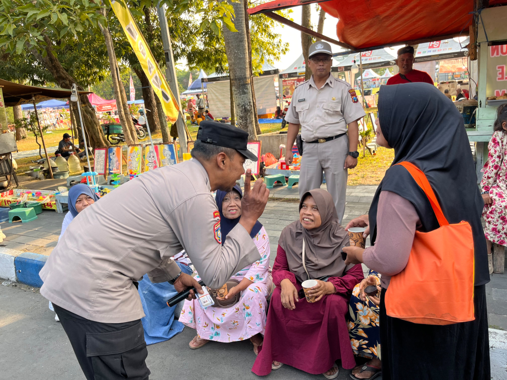 Pojok Kamtibmas Polres Ngawi Hadir di Pasar Krompol Ajak Warga Jaga Kamtibmas