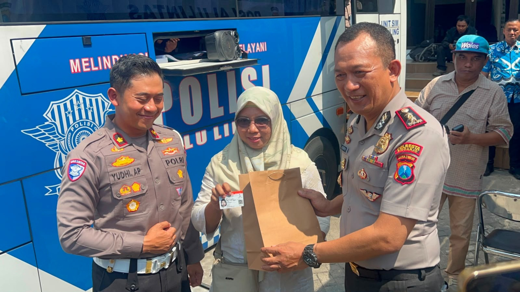 Sambut Hari Kemerdekaan RI ke - 81 Polresta Sidoarjo Hadirkan Layanan SIM Keliling 24 Jam Selama 17 Hari Non Stop