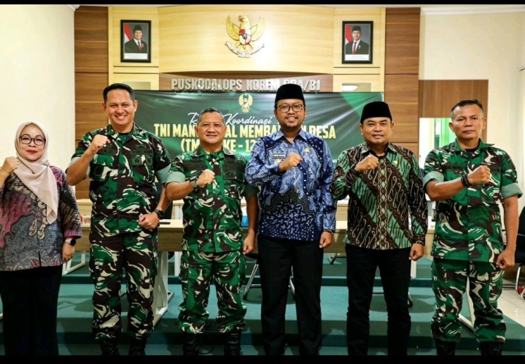 Caption Foto: Jajaran Korem 084/Bhaskara Jaya dan diikuti oleh Kasrem 084/BJ Kolonel Inf Nico Reza Dipura, anggota DPRD Sampang H. Rahmad Hidayat, Kepala Bappedalitbang Sampang Ir. Hj. Umi Hanik Lail