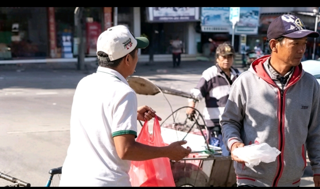 Caption Foto: Saat Perwakilan Media Menyalurkan Bantuan nasi kotak Program Kejari Sampang