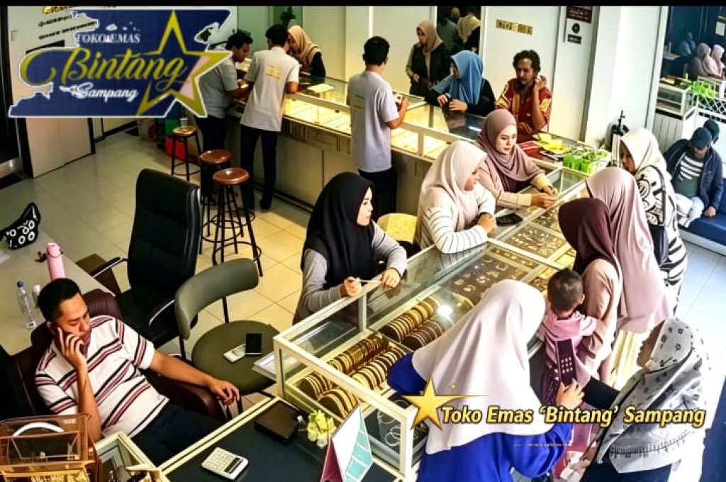 Caption Foto: Pascalibur Sekolah, Toko Emas Bintang Sampang Ramai Dipadati pengunjung